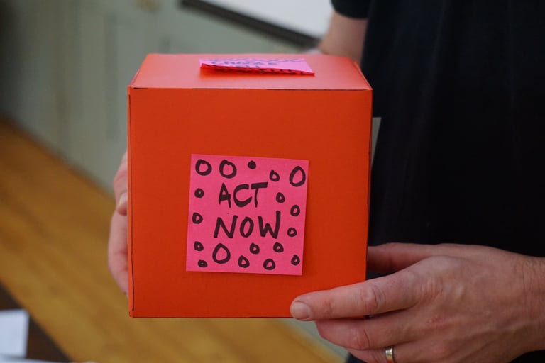 caixa com post it escrito 'act now'